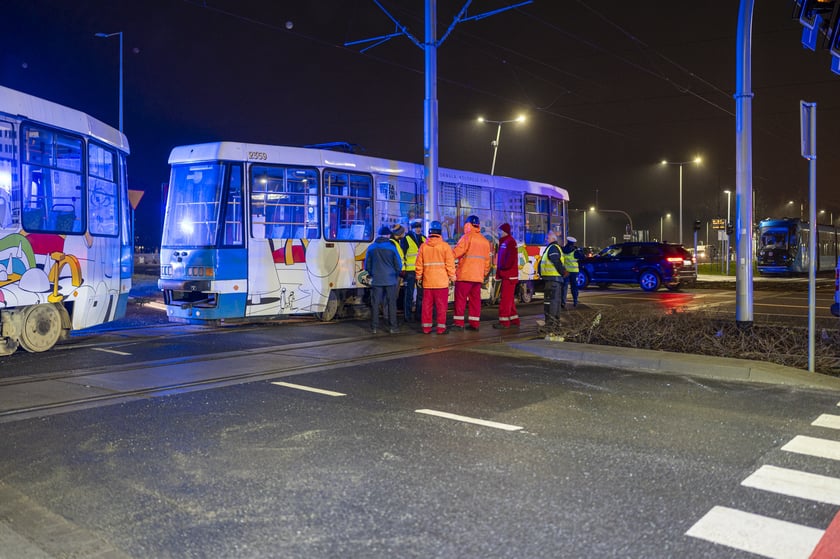 Tramwaj nr 10 wjechał w bok autobusu nr 107. Cztery osoby są lekko ranne